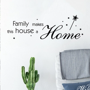 Détail du sticker Family makes this house a Home avec étoiles et baguette magique