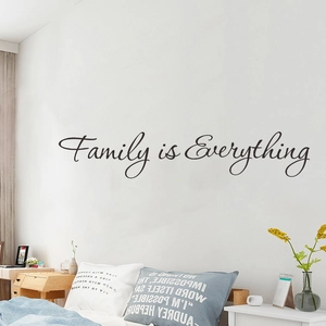 Wandtattoo Family is Everything in schwarzer Schreibschrift für die Wohndekoration
