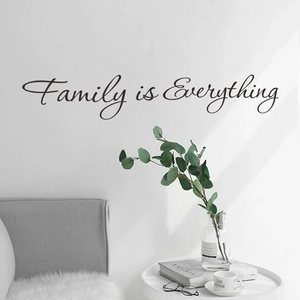 Wandtattoo Family is Everything in schwarzer Schrift über einem modernen Sofa