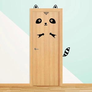 Detail von Panda-Türaufklebern auf einer hellen Holztür für Kinderzimmerdekoration