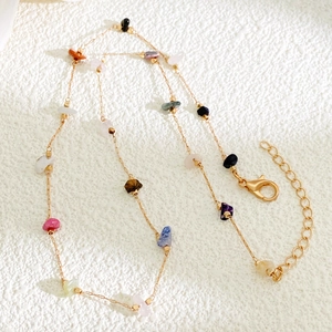 Halskette mit bunten unregelmäßigen Natursteinen, Goldkette und verstellbarem Verschluss