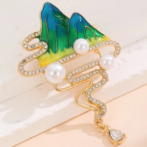 Détail macro de broche paysage avec montagnes en émail dégradé et accents de perles