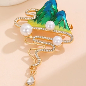 Broche montagne vintage avec émail bleu-vert, perles blanches et pompon en strass