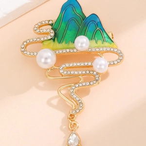 Broche paysage chinois vintage avec émail vert et glands en perles blanches