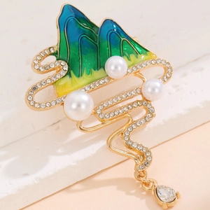Broche vintage dorée avec paysage de montagne vert, perles et pendentif à pampilles