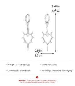 Detailansicht der silbernen Hohldorn-Herzohrringe mit Größenangaben in Zentimetern