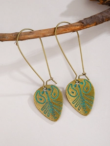 Λεπτομέρεια από vintage boho σκουλαρίκια με γαλαζοπράσινα σχέδια σε μεταλλικά άγκιστρα