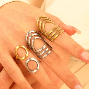 Anillos ovales apilables minimalistas en acabado oro y plata en dedos mujer