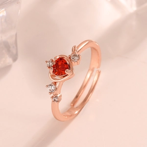 Roségoldener Kronenring mit rotem Herz-Edelstein und weißen Zirkonia-Akzenten