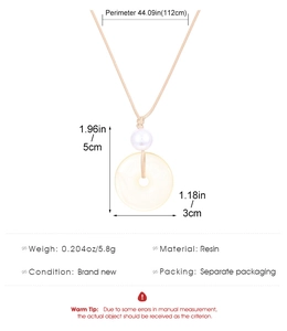 Dettaglio della collana con anello in resina effetto giada e misure di 112cm e 5cm