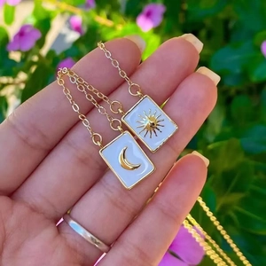 Conjunto de collares con colgantes de sol y luna dorados y esmalte blanco para mujer