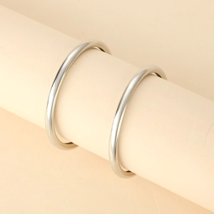 Bracelets joncs en métal argenté poli avec finition miroir sur supports ronds