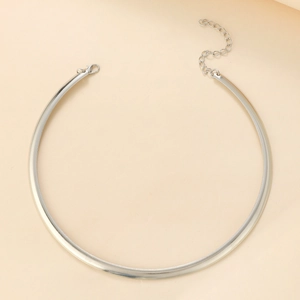 Collier ras du cou minimaliste en métal argenté poli avec fermoir mousqueton réglable