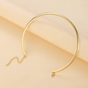 Collier ras du cou en métal doré minimaliste avec fermoir mousqueton réglable