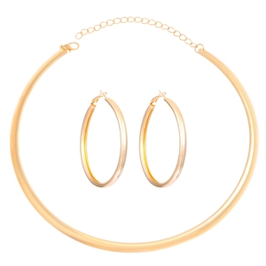 Ensemble collier ras de cou doré et grandes boucles d'oreilles créoles polies