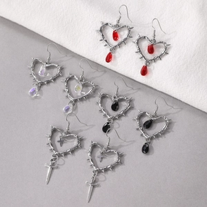 Gothic-Punk-Ohrring-Set mit silbernen Dornenherzen und bunten Tropfenanhängern