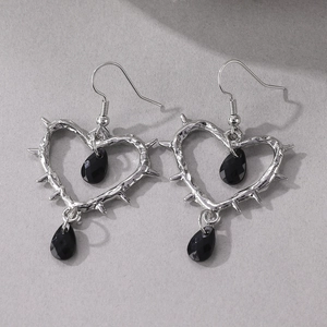 Detailansicht der Gothic-Ohrringe mit Dornenherz, schwarzen Tropfen und Silber-Finish