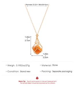 Detailansicht der Goldkette mit quadratischem orangefarbenem Stein in Metallanhänger