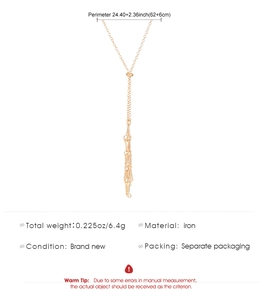 Detaillierte Größenangaben für die goldene Y-Halskette mit Skeletthand-Anhänger