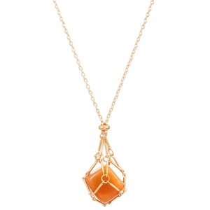 Detailansicht eines goldenen Käfiganhängers mit einem quadratischen orangen Stein