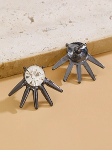 Detailansicht der Punk-Ohrringe mit großem Zirkon und polierten Metall-Spikes
