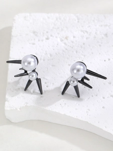 Gothic-Punk-Ohrstecker mit schwarzen Stacheln und eleganten weißen Kunstperlen