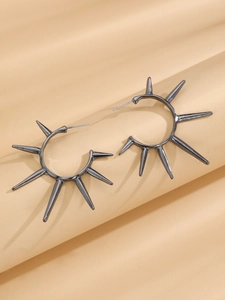 Detailansicht der Punk-Gothic-Creolen in Gunmetal-Optik mit spitzen Nieten und Stachel-Design
