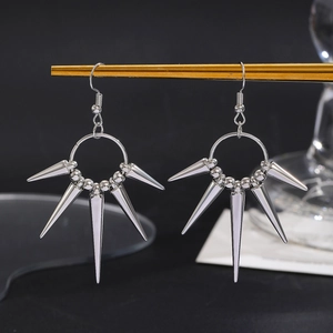 Detailansicht der Punk-Ohrringe aus Silber mit spitzen Dornen an einem goldenen Stab