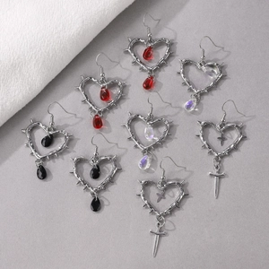 Gothic Herz Ohrringe mit Dornen, Kreuzanhängern und farbigen Tropfenperlen Set