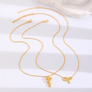 Gouden kettingen met slang- en scepterhangers aan een gepolijste O-schakelketting