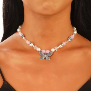 Dettaglio della collana di perle con ciondoli a farfalla in argento vintage e perle rosa
