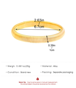 Detailed view of elastic gold alloy bracelet showing 6.7cm diameter and 1cm width dimensions