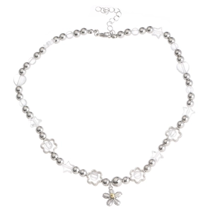 Dettaglio di una collana di perline vintage Y2K con pendente a fiore e ciondoli a stella