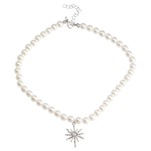Dettaglio della collana di perle con ciondolo a stella in argento e opale cangiante