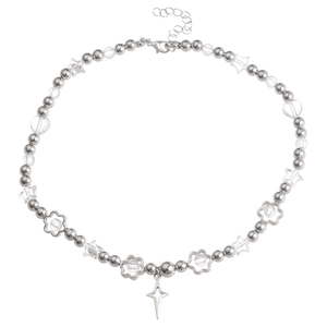 Dettaglio della collana di perline argentate con ciondoli a stella e cuore e chiusura