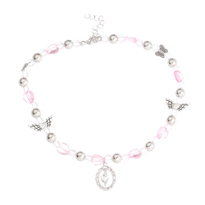 Dettaglio collana di perle rosa Y2K con ali di cuore, farfalla e ciondoli a cornice tulipano