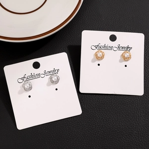 Elegante parel camellia oorbellen en ketting set met gedraaid bloemmotief op sieradenkaart