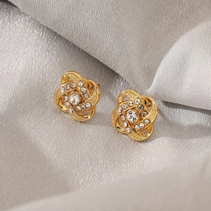 Detailweergave van gouden camelia bloemknopjes met schitterende kristallen