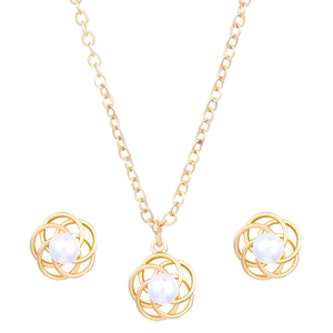 Elegante gouden camelia sieradenset met ketting en pareloorbellen op witte achtergrond