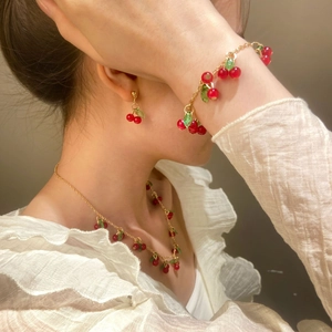 Conjunto de joyas de cereza con collar pulsera y pendientes de acrílico para mujer