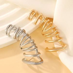 Minimalistische meerlagige oormanchet in goud en zilver met een verstrengeld design