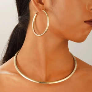 Ensemble minimaliste comprenant un collier ras-du-cou doré poli et de grandes créoles