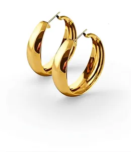 Detailansicht der 3,5 cm goldfarbenen Creolen aus Legierung mit Spiegelglanz-Finish