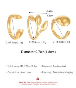 Detailansicht goldener Edelstahlringe mit Tropfenform und strukturierter Oberfläche