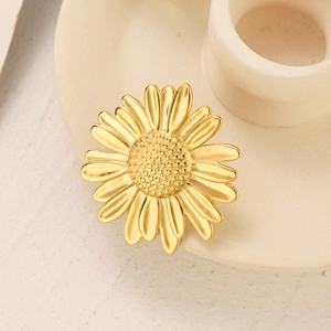 Makroaufnahme eines goldenen Blumenrings mit geprägten Blütenblättern und Matt-Finish