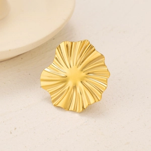 Makroaufnahme von 18K Goldschmuck in Blumenform mit gebürsteter Metalloberfläche