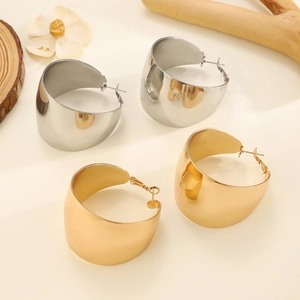 Minimalistische breite C-Creolen in Gold und Silber mit polierter Hochglanz-Oberfläche