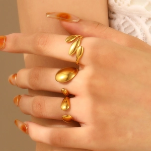 Drei organische, 18 Karat vergoldete geometrische Ringe mit künstlerischem Design