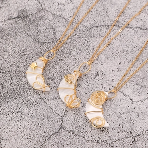 Set de collares hechos a mano con colgante de luna en nácar y alambre dorado fino