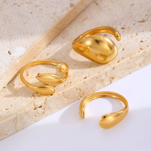 Detailansicht des 18K vergoldeten Ring-Sets mit gehammerter Textur und Tropfen-Designs